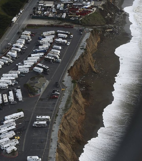 【画像】海沿いの崖が崩れて崩落中のカリフォルニアの町が怖すぎる!!の画像(8枚目)