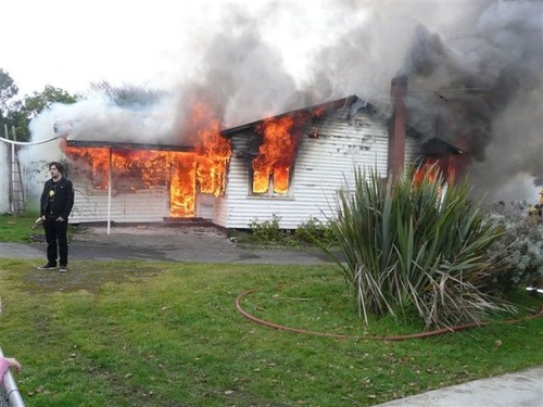 もうお手上げ!火事をバックに記念撮影してる画像の数々!!の画像(20枚目)