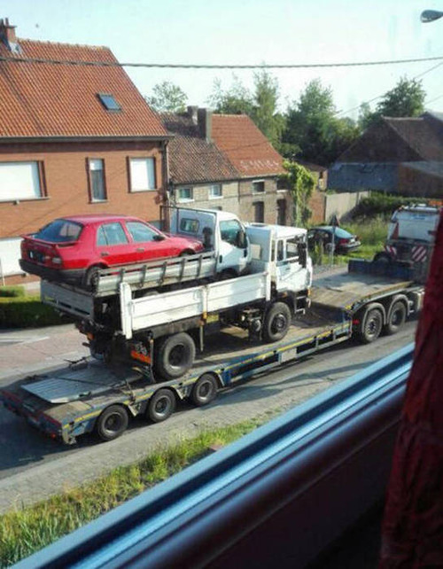 もはや職人技!?自動車やバイクで凄いものを運んでる画像の数々!!の画像(27枚目)
