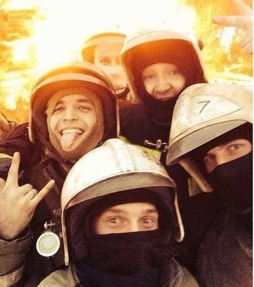もうお手上げ!火事をバックに記念撮影してる画像の数々!!の画像(9枚目)