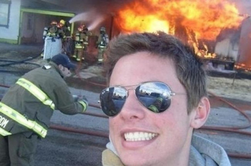 もうお手上げ!火事をバックに記念撮影してる画像の数々!!の画像(13枚目)