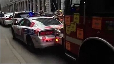 消防車がパトカーや一般の車を破壊しながら通る_000016285
