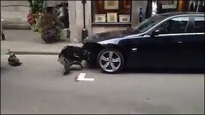 消防車がパトカーや一般の車を破壊しながら通る_000036985