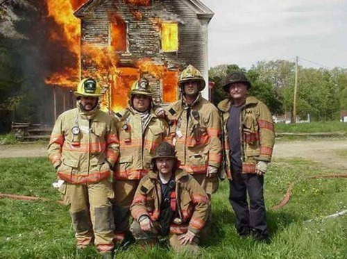 もうお手上げ!火事をバックに記念撮影してる画像の数々!!の画像(8枚目)