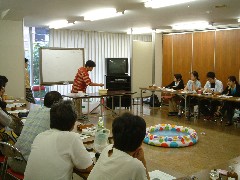 モダシさんの〈お楽しみ科学実験ライブ〉全体風景