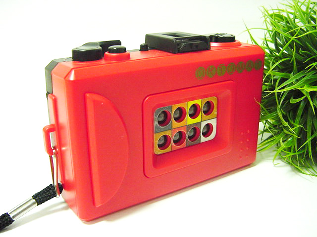 8連式 トイカメラ「LOMO OKTOMAT」 : 玩具録