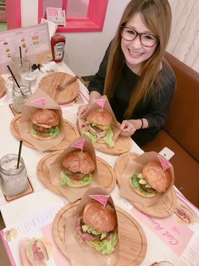 辻希美の母のハンバーガー店を訪問したギャル曽根「全種類制覇!」