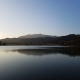 広沢池から愛宕山を望む