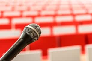 microphone-2775447_640 (1)-min