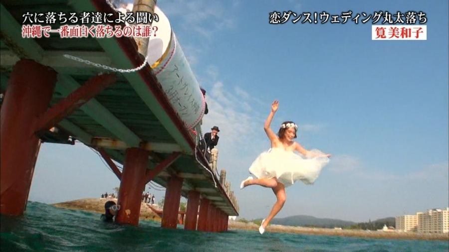 筧美和子 Eカップ胸あわやポロリ「全落in沖縄」画像