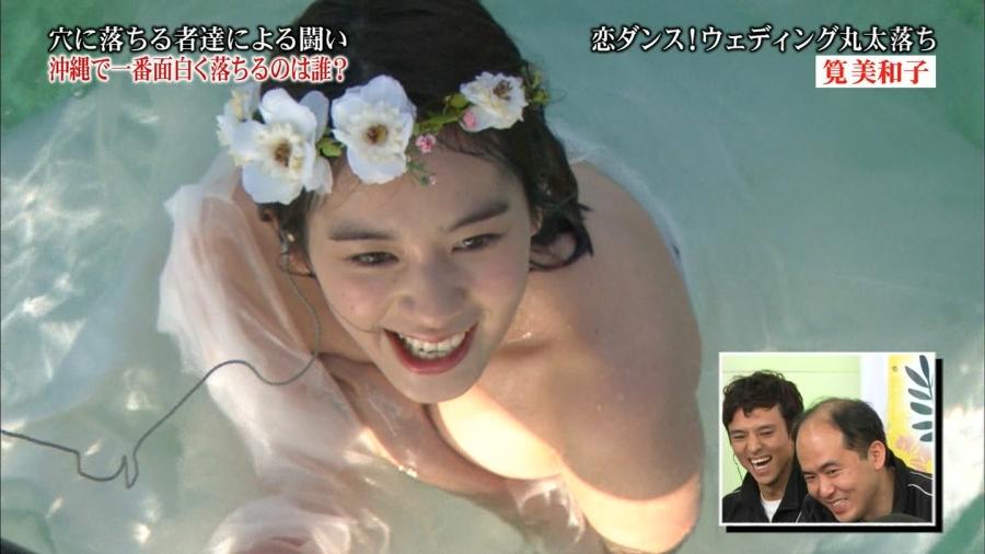 筧美和子 Eカップ胸あわやポロリ「全落in沖縄」画像