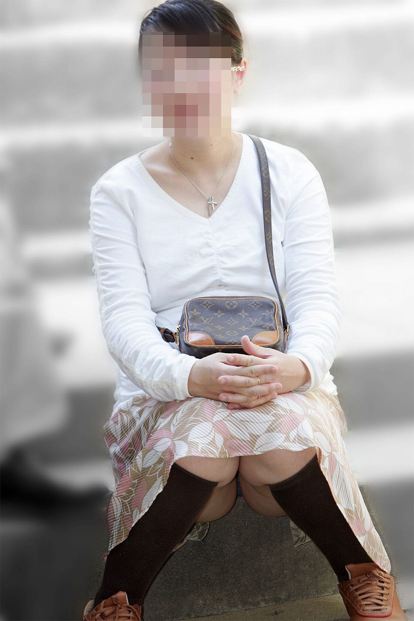 主婦　しゃがみパンチラ 子連れ人妻達の地べたに座ってパンチラしてる盗撮画像 - Peeping Panty -パンチラ盗撮-