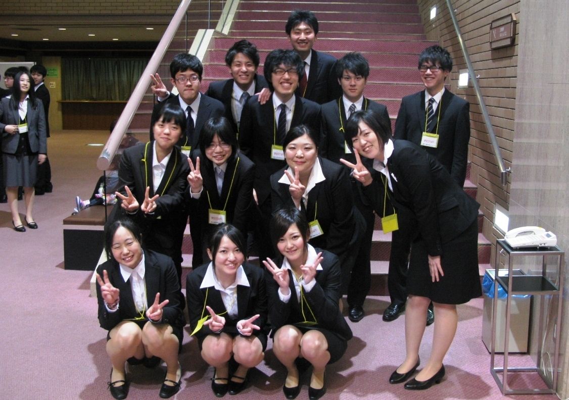 OL パンチラ 集合写真 スーツ姿のＯＬさん達が集合写真でパンチラしてる画像が流出しちゃった - Peeping Panty -パンチラ盗撮-