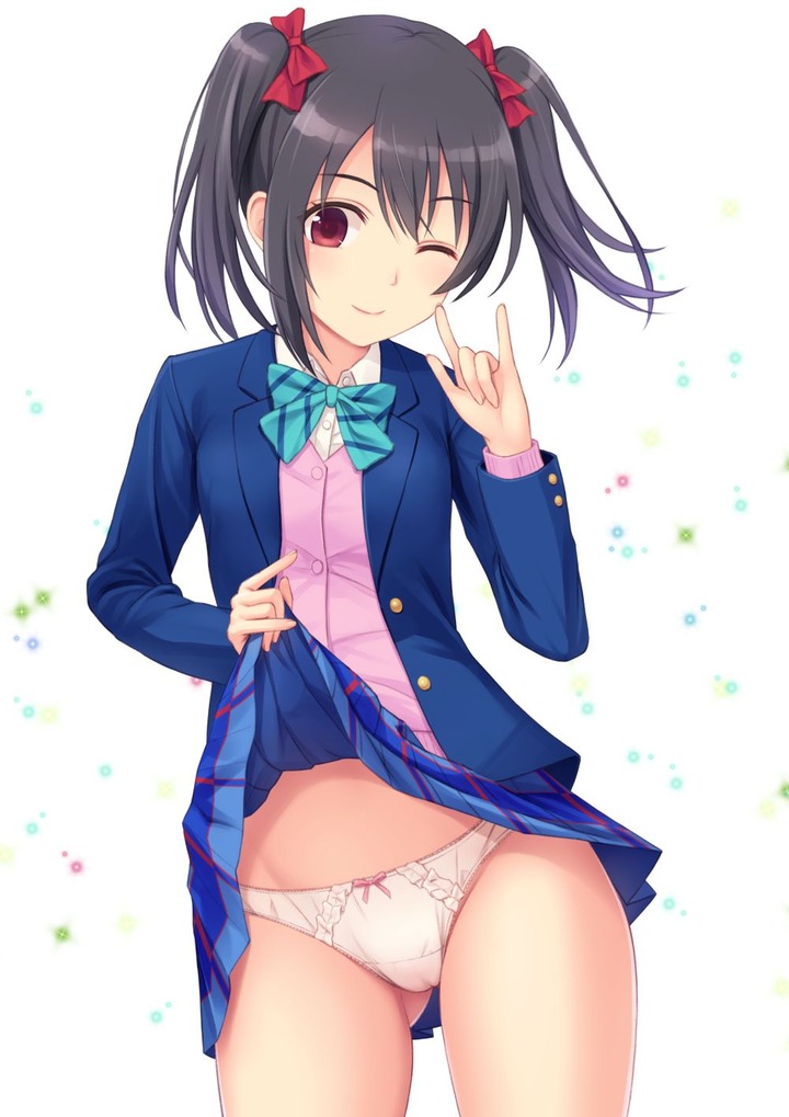 スカートをたくし上げてスケベな部分を見せてくれるやさしい女の子