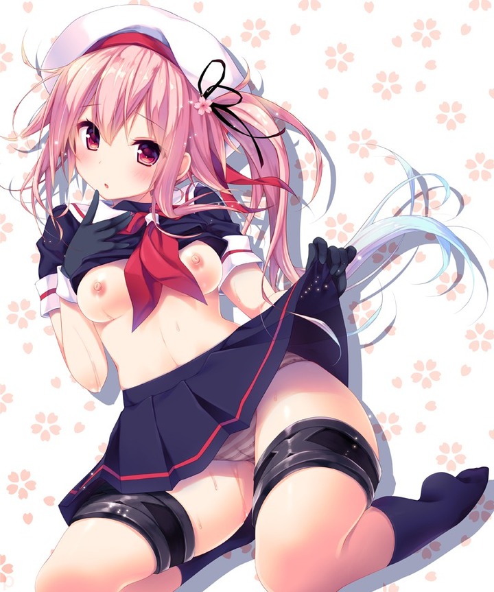 スカートをたくし上げて誘惑して来てる女の子　触るしかない…