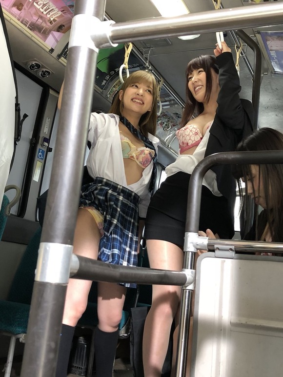 【画像】バス車内にエロい女さんwww