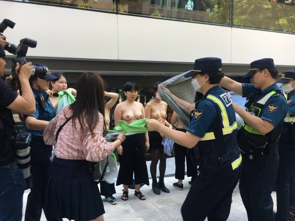 【画像】女さんたちが昼間から路上でおっぱいを披露www