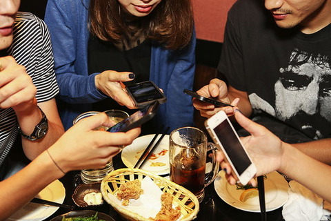 食事中にスマホいじる