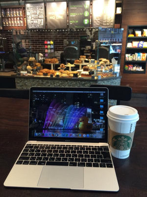 スタバでMacbookドヤ顔で開いてる人