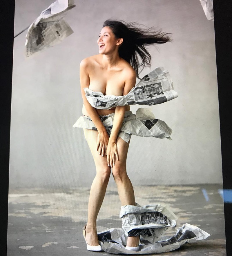 橋本マナミ(33)新聞紙ビキニ姿が露出度高めで抜けるww【エロ画像】