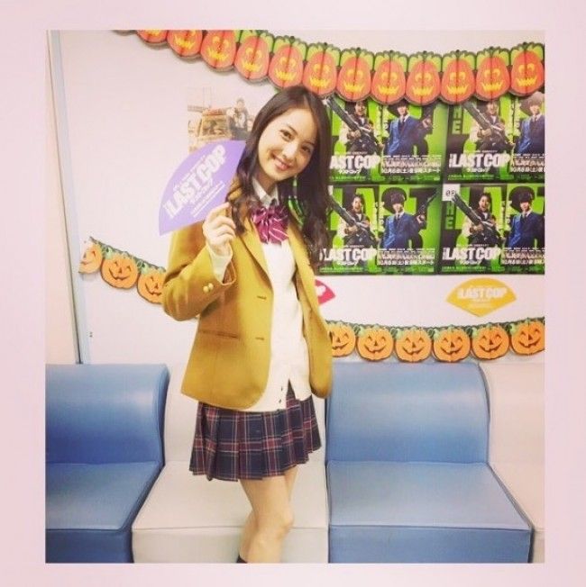 佐々木希(28)ミニスカ女子高生制服コスが似合いすぎててチンピク不可避wwこの美女はどこまでもエロいww【エロ画像】
