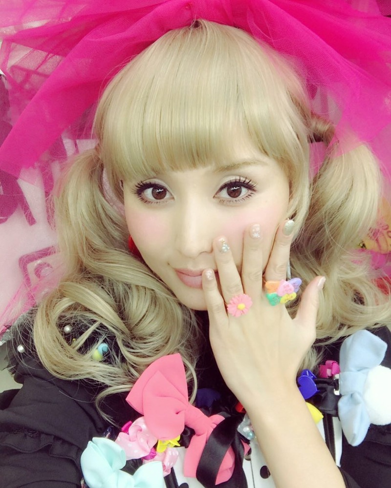 橋本マナミ(33)がきゃりーに変身したコスプレに絶句ww【エロ画像】