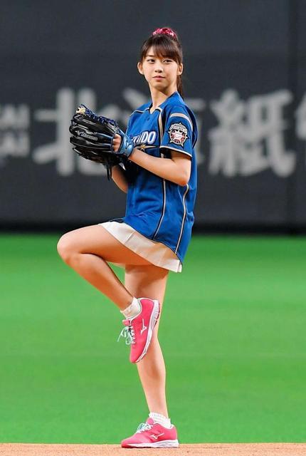 牧野真莉愛(17)のミニスカでパンチラ寸前の始球式が抜けるww【エロ画像】