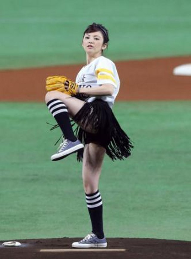 女優・田中麗奈(34)がミニスカ太もも始球式ｗｗｗ色白の美脚にフルボッキ【エロ画像】