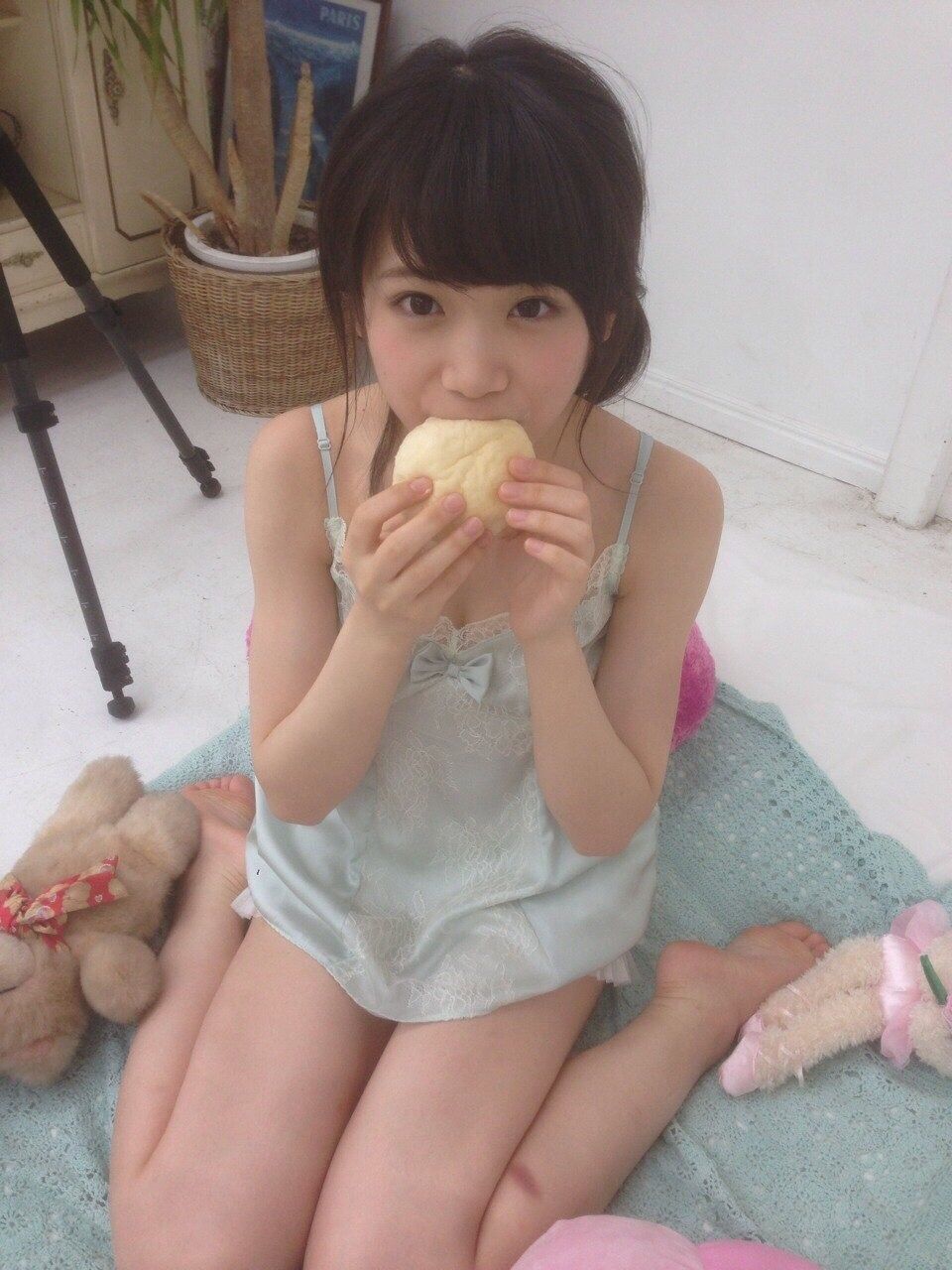乃木坂46秋元真夏 (23)純粋娘設定のずっきゅん小娘がかなりえろい写真集を出したぞ☆絶対非純粋娘だろwwww(えろ写真)