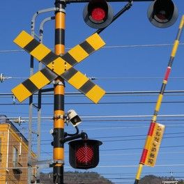 【兵庫明石】小学生がJR山陽線の踏切に置き石か 現場から2人立ち去る姿=ドライブレコーダーに映像