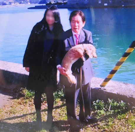【資産家不審死】直前の別れ話と不可解な葬儀告示=埋葬した愛犬を押収へ