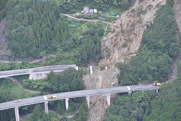 【西日本豪雨】高速、47カ所でのり面や橋崩落 物流影響、コンビニ休止相次ぐ