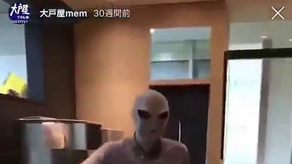 【大戸屋も謝罪】バカッター店員、局部をおぼんで隠す不適切動画=アキラ100%のお盆ネタ?