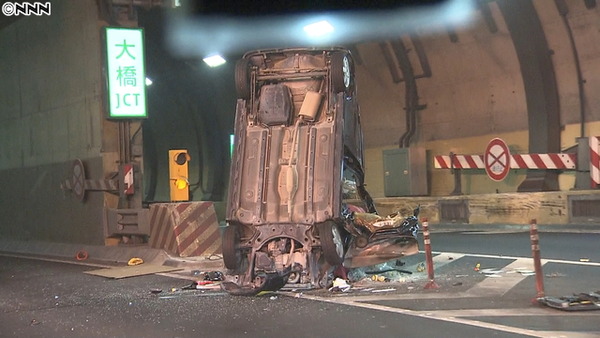 【東京目黒】首都高大橋JCT 中央分離帯に軽自動車突っ込み大破 20代女性死亡