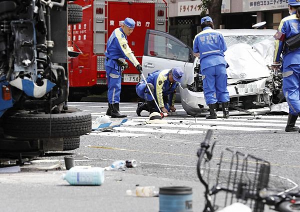 【法の下の不平等】池袋母娘死亡事故 警視庁、勲章受章の元官僚逮捕せず=ネット「この国、腐ってやがる」