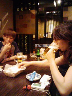 ポップコーンをむさぼり食いつつビールを飲む。