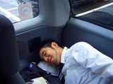 ちこカーで運搬される男