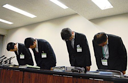 いじめ問題などで謝罪を繰り返す教育委員会