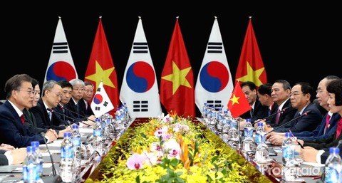 south-korean-president-moon-jae-in-far-l-holds-611551