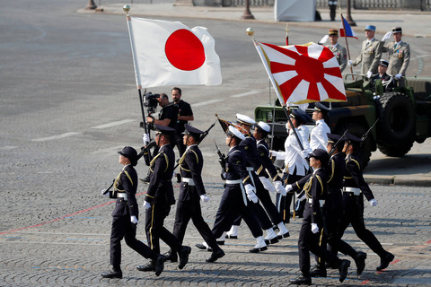 韓国紙「旭日旗を掲げパリ市内を行進した自衛隊 ヨーロッパは旭日旗が軍国主義の象徴であることを知らない」