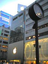 夕暮れのアップルストア銀座