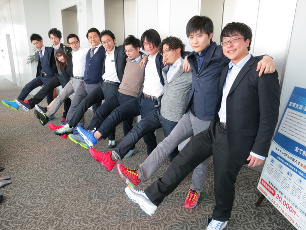 同じポーズをして、もっと、もっと結束力を強化