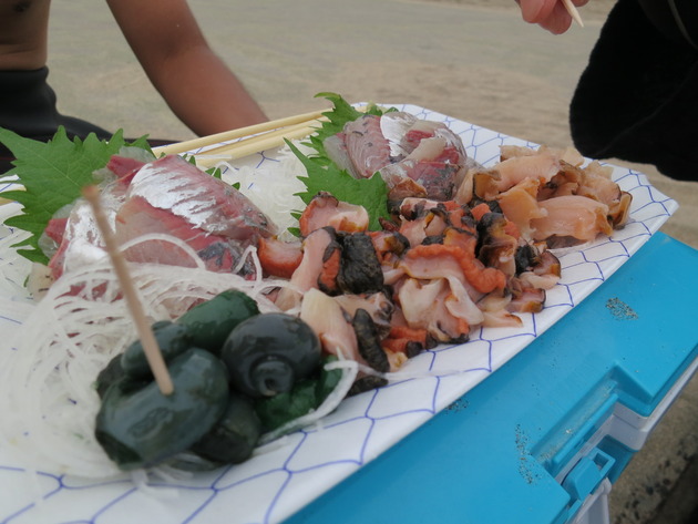 ランチは、もちろん海の幸を。BBQをしたり、定食屋に行ったり、その日によって色々あるようです。