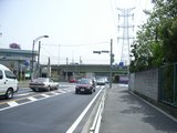 ガードの下をくぐる