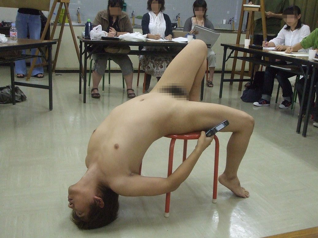 【朗報】美大のヌードデッサンでは対象を勃起させるために女子はパンチラやマンチラを見せてた