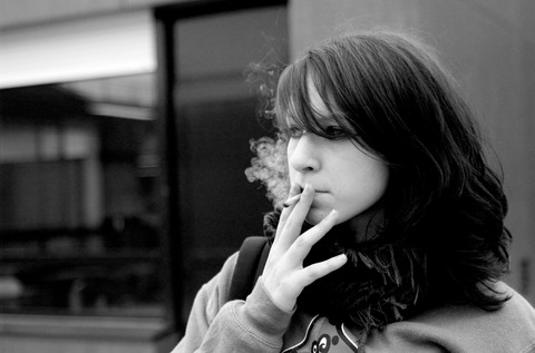 女の子「私タバコ吸ってるよ」
