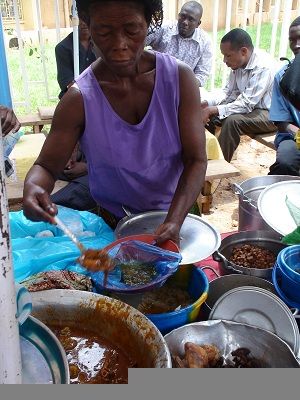 ぶっかけご飯を盛り付けるニジェール人おばさん