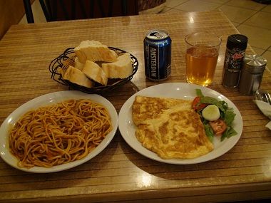 ニジェールで食べれるフランス式オムレツとパスタ