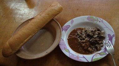 フランスパンと袋の中の肉
