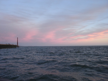 夕暮れの海岸沿い